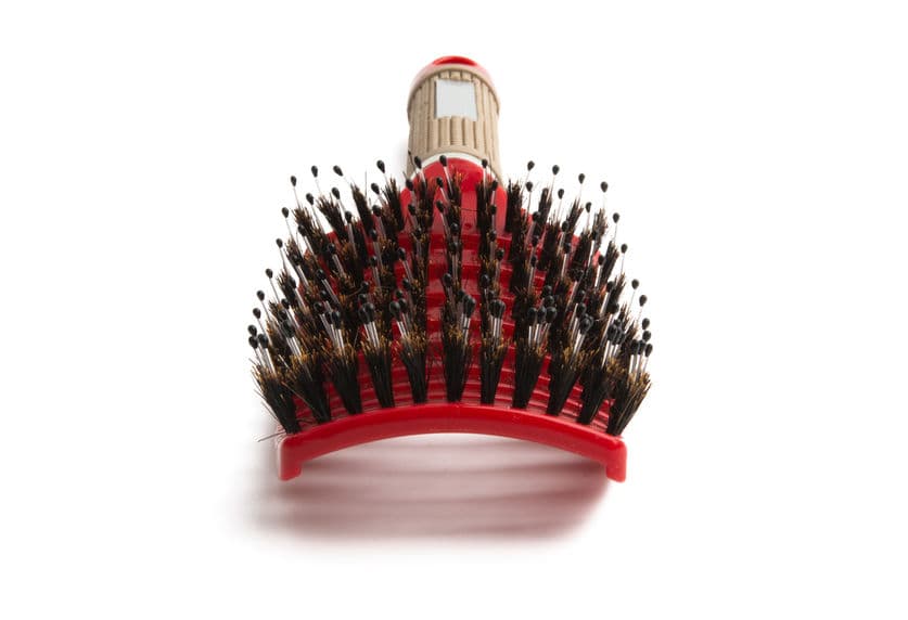 <b>Cepillo de plástico con base dura. </b>Para limpiarlo sólo mezcla 4 vasos y medio de agua caliente con una cucharada de shampoo y otra de bicarbonato. Déjalo remojando durante unos 20 minutos.