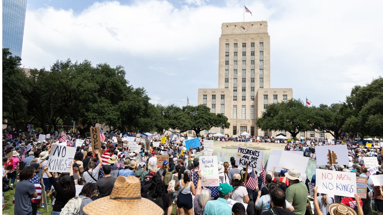 "Todos deberíamos estar en contra": Miles se movilizan en Houston por las protestas “No Kings”