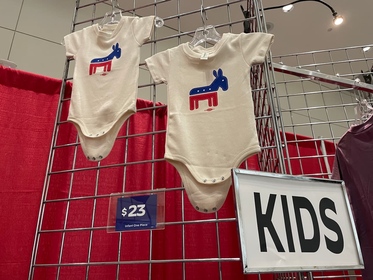 Los demócratas pueden vestir a sus bebés con estos mamelucos con el burro en colores patrios, el logo del partido demócrata.
