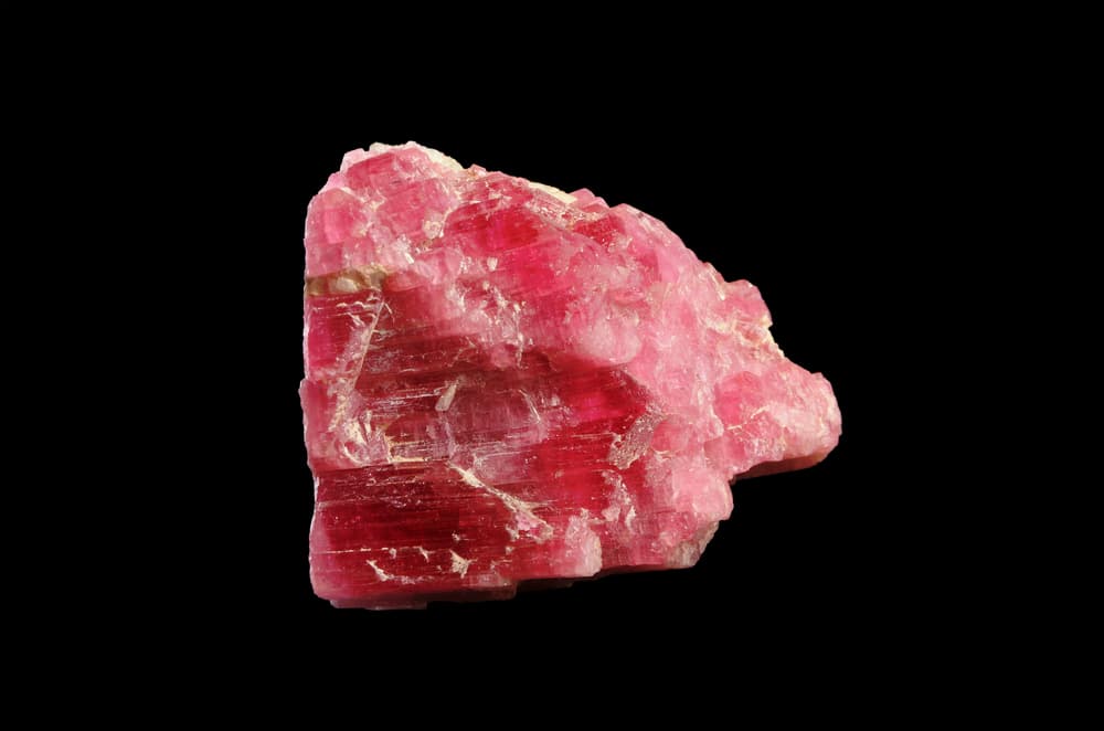 <b>- Turmalina rosada. </b>También se conoce como rubelita. La frecuencia de este cuarzo vibra en la frecuencia del positivismo y la apertura hacia el amor, por lo cual muchas personas dicen que “prepara” para el encuentro con el alma gemela. Además, te ayuda a vibrar con la energía de la autovaloración y el autoperdón.