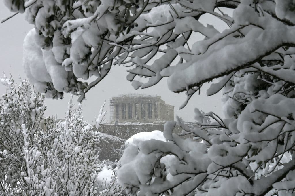 <b>La Acrópolis de Atenas se cubrió este martes de blanco</b> al igual que otros monumentos de la Antigüa Grecia en la capital ofreciendo un espectáculo excepcional en medio de la 
<a href="https://www.univision.com/temas/ola-de-frio">ola de frío</a> llamada "Medea" que afecta al país.
<b> En la foto, el Partenón en la colina de la Acrópolis en medio de las fuertes nevadas </b>del 16 de febrero de 2021. 
<br>