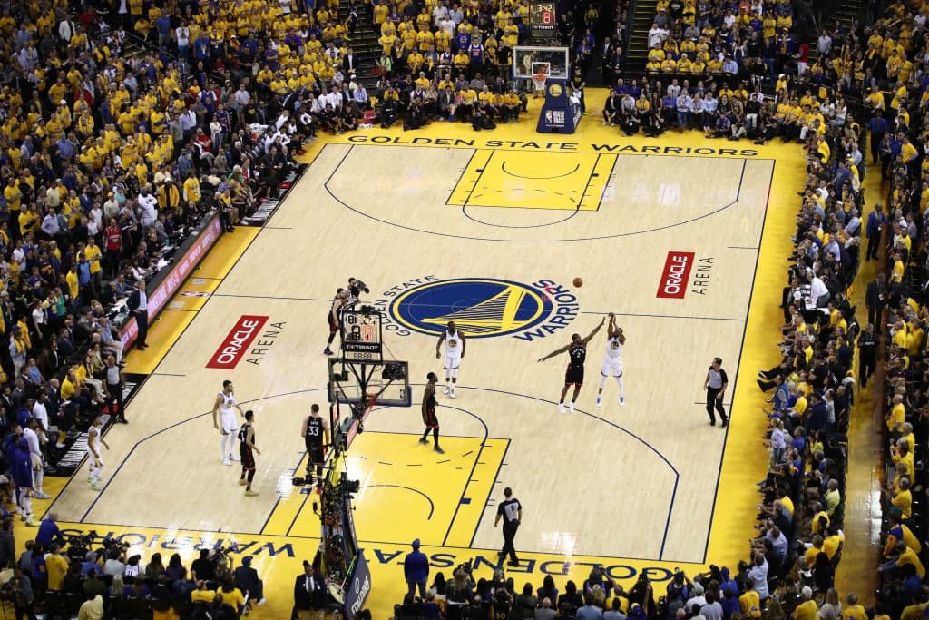 Los Toronto Raptors le sacaron provecho a un parchado y diezmado equipo de los Golden State Warriors sin Kevin Durant, Klay Thompson y Kevon Looney para pegarles 123-109 y tomar comando de las Finales NBA ´por 2-1 con el cuarto partido a la vuelta de la esquina el viernes entrante.