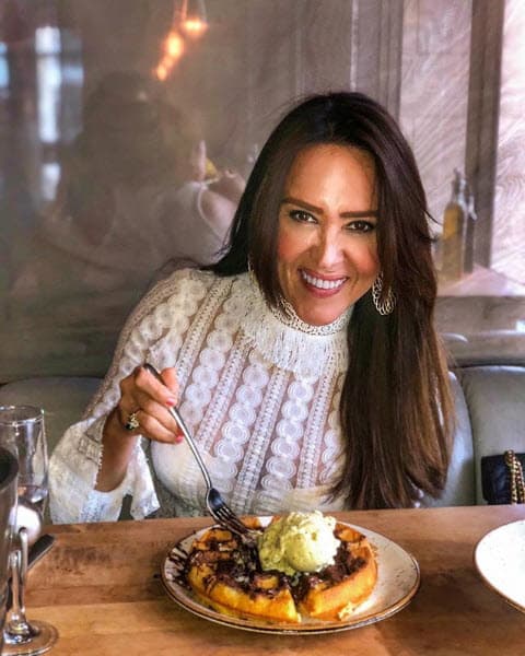 Pero eso sí, de vez en cuándo se da un 'gustito': "¡Me lo comí todo y con un gusto porque me lo merezco! Hoy no hay dieta, hoy como lo que quiera. Mi premio de domingo... waffle con nutella y helado de pistachio".