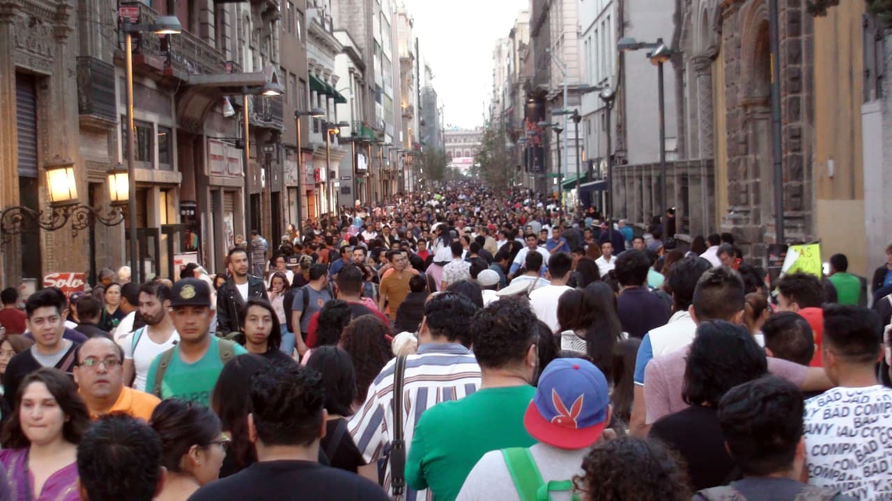 <b>Puesto 1. Ciudad de México, México. </b>
<br>
<br>Horas de sol:
<b>2,555 al año.</b>
<br>
<br>Costo promedio de una botella de agua:
<b>0.62 dólares.</b>
<br>
<br>Costo promedio de la membresía en un gimnasio:
<b>58.09 dólares al mes.</b>
<br>
<br>Índice de contaminación:
<b>82.78 puntos</b>.
<br>
<br>Promedio de horas de trabajo (en el país):
<b>2,137 al año.</b>
<br>
<br>Porcentaje de obesidad (en el país):
<b>28.90%.</b>
<br>
<br>Expectativa de vida (en el país):
<b>76.40 años.</b>
<br>