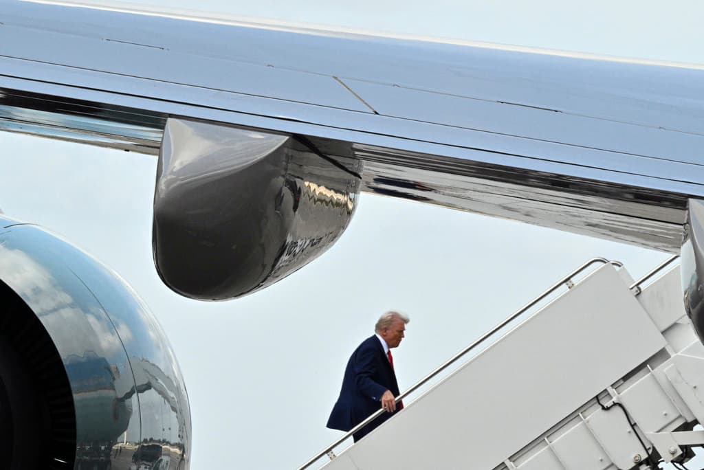 En un mensaje difundido durante el vuelo, Trump describió la Daytona 500 como un "evento unificador" que reúne a personas de todos los sectores.