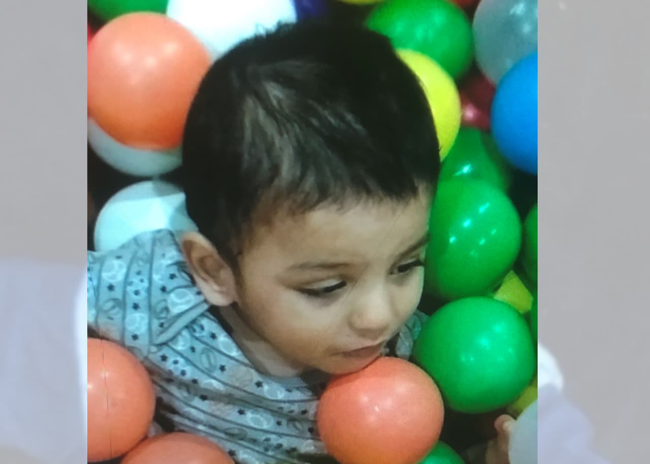 Thaddeus, de dos años, había nacido de forma prematura, se alimentaba por sonda y apenas estaba dando sus primeros pasos, por lo que requería de cuidados especiales.