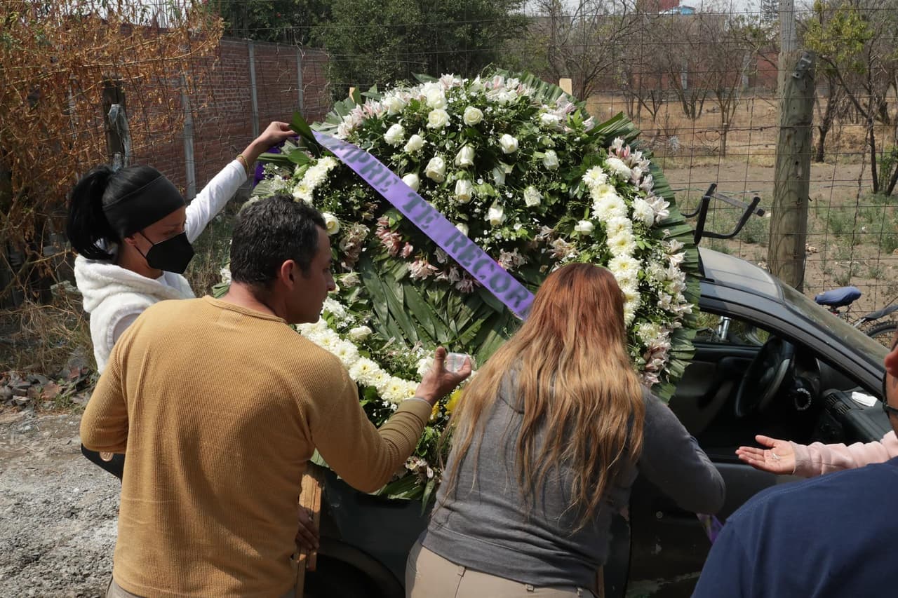 Al igual que él, otros fallecidos en el accidente comenzaron a ser sepultados este miércoles en el Panteón San Lorenzo Tezonco, muy cerca del lugar de la tragedia. En 
<a href="https://www.univision.com/noticias/america-latina/despiden-a-victimas-del-accidente-metro-ciudad-de-mexico">esta crónica te contamos cómo fue el sepelio</a> de algunas de las víctimas del accidente.