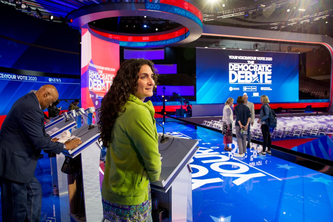 Ensayo del tercer debate demócrata en Houston. Los técnicos de ABC y Univision hacen una prueba de los micrófonos en los puntos donde conversarán los candidatos.