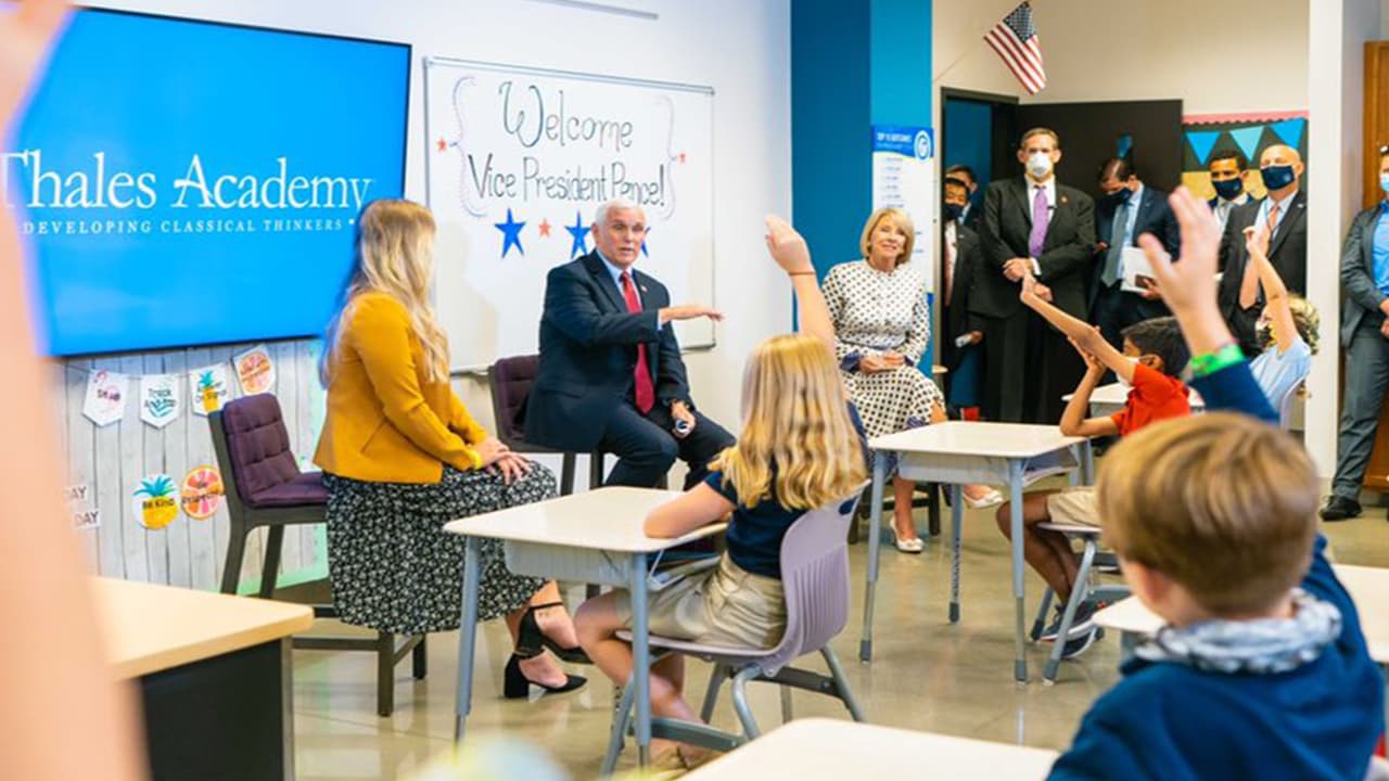 Estudiantes entran en cuarentena por exposición al coronavirus en una academia alabada por Mike Pence