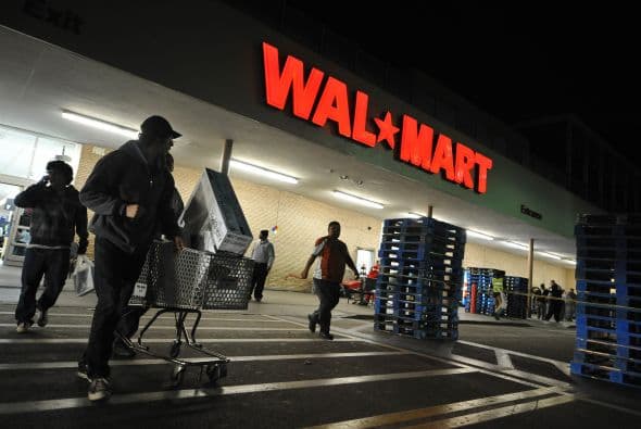 9 Walmart. No hay recibo, no hay problema. Los clientes pueden devolver la mayoría de los artículos a una tienda de Wal-Mart para un reembolso en efectivo (para compras de menos de $25), una tarjeta de regalo (para compras superiores a $25), o incluso de cambio. Solo hay un truco: Más de tres devoluciones iguales en un plazo de 45 días requiere la aprobación de un gerente.