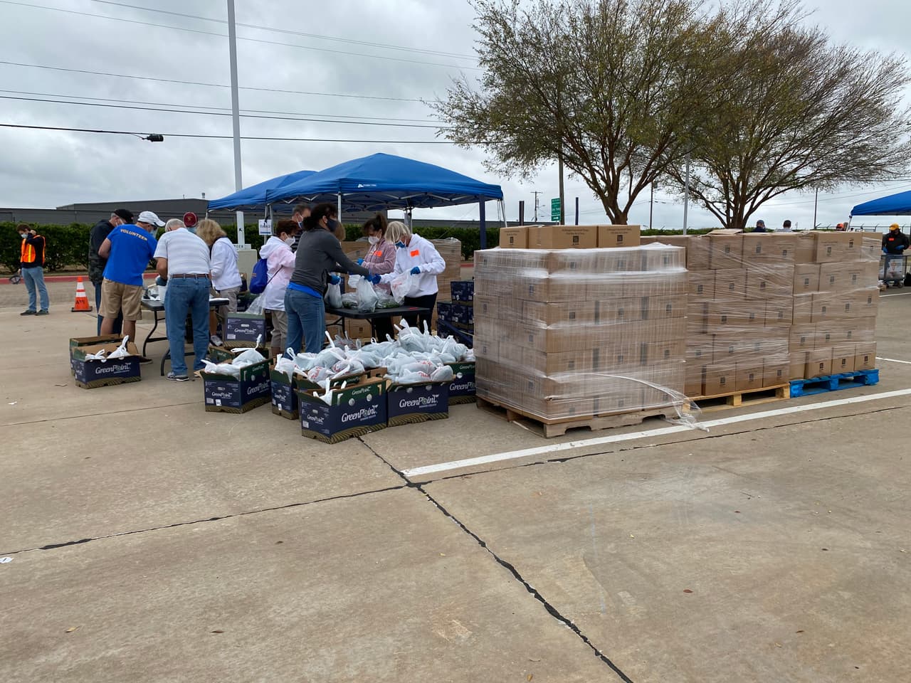 Voluntarios dejan los alimentos en la cajuela del vehículo para evitar contacto con las personas