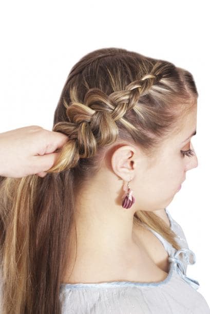 Trenzar el cabello es una forma práctica y sencilla para darle forma a una gran melena, aunque algunas suelen ser más laboriosas, pero igual de fascinantes y atractivas. Aquí te presentamos diversas recomendaciones al momento de elegir un peinado con esta técnica.