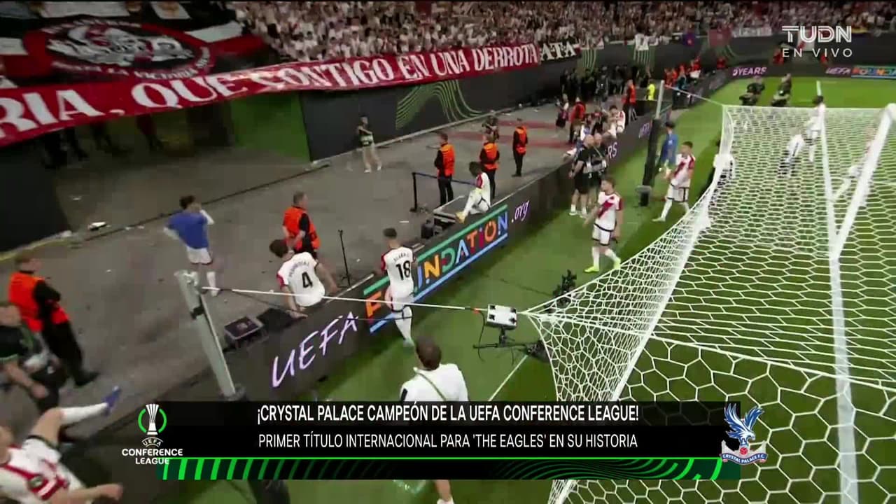 La cara triste del futbol. Los jugadores del Rayo Vallecano se ponen frente a su afición tras la final