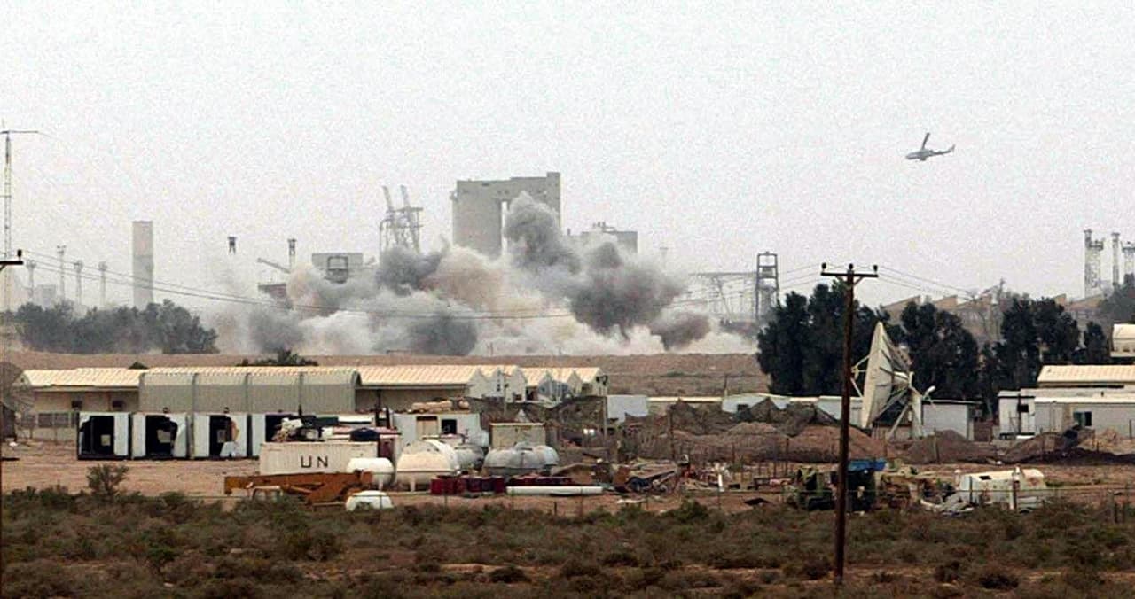 Francia, Alemania, Rusia y China se opusieron a la invasión que Washington llevó a cabo sin un mandato de Naciones Unidas, rompiendo el orden internacional. En la fotografía, helicópteros de ataque estadounidenses Cobra bombardean el puerto iraquí de Umm Qasr el 22 de marzo de 2003.