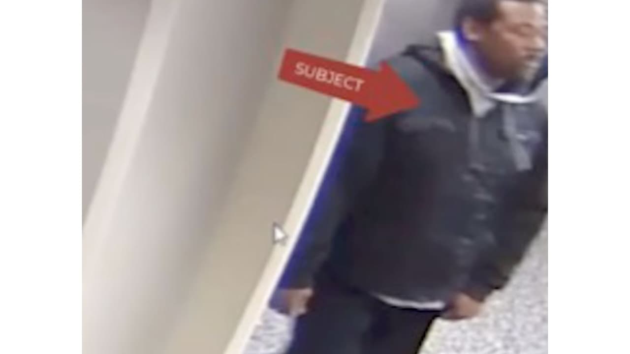 La joven continúa en estado crítico, según la fiscalía. Las últimas imágenes muestran a Reed caminando por la plataforma, alejándose del vagón tras el ataque.