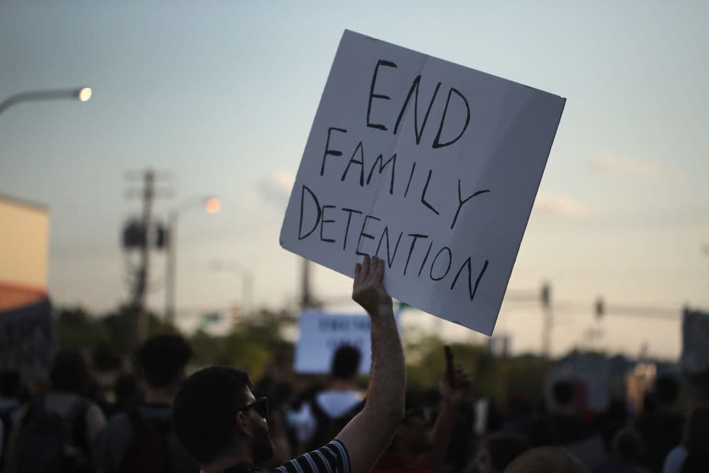 "Pongan fin a fin a la separación de familias". La imagen es de una protesta a finales de junio en Chicago.