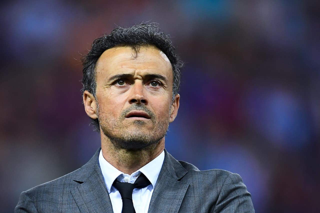 El técnico español Luis Enrique se debate por su futuro como entrenador y está por decidir entre Arsenal y Chelsea como su destino.