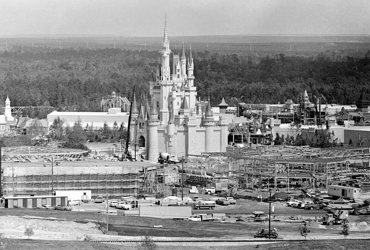 El complejo, que abrió oficialmente sus puertas en 1971 con el estreno del parque Magic Kingdom, ha planificado una celebración por todo lo alto y durante 18 meses.
<br>
<br>La fotografía muestra una vista general de Magic Kingdom en construcción, en julio de 1971.