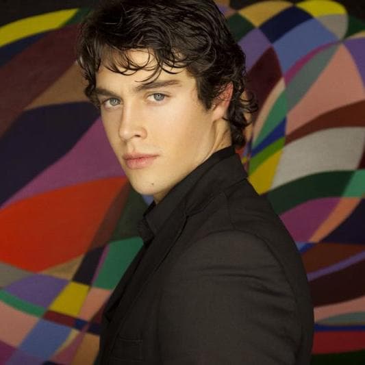 Adán está dispuesto a brillar con luz propia.