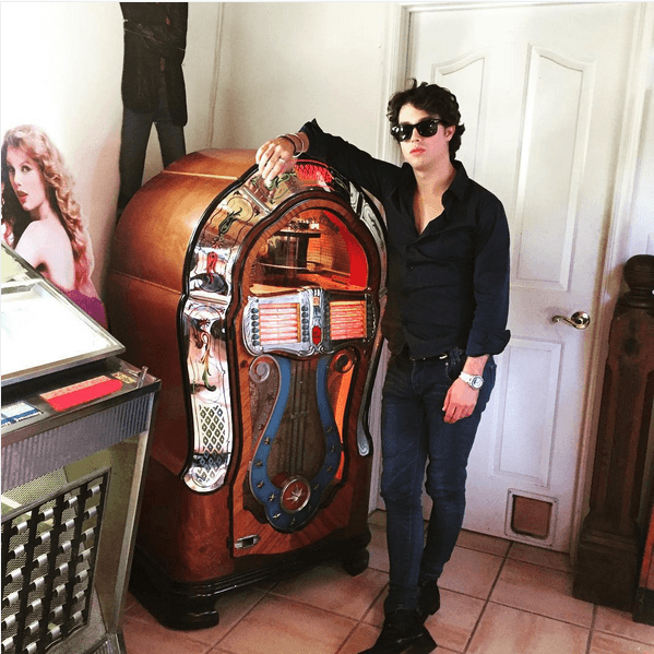 Sus looks son inspirados por el “Rock & Roll”.