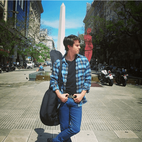 Estudió en el CEA de Televisa y en Berklee College of Music.