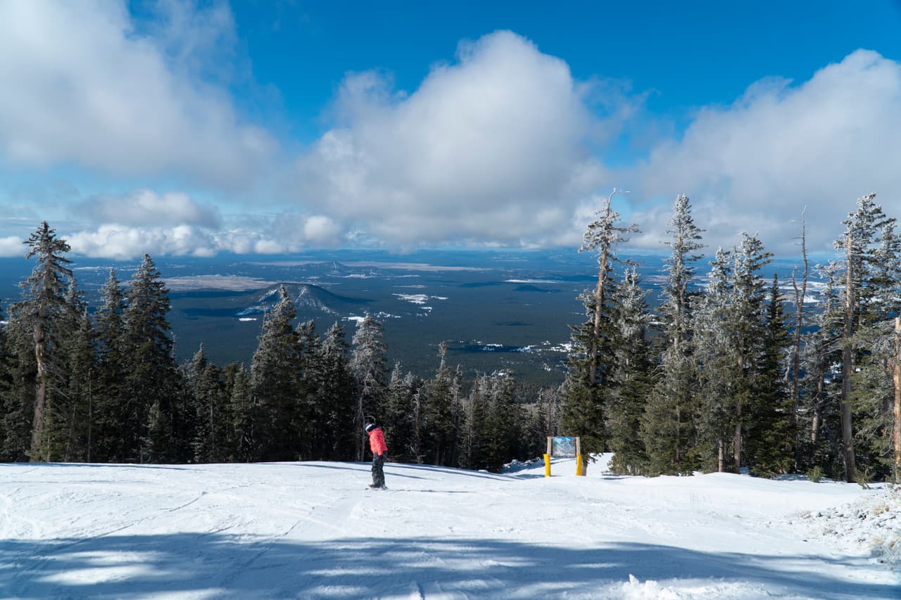 En esta temporada invernal, el sitio informa que ha recibido un total de 147 pulgadas de nieve. 
<br>