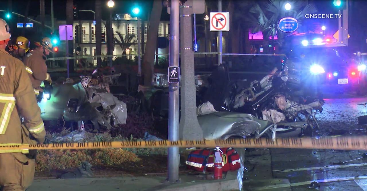 Una persecución policial en la mañana de este martes en Newport Beach terminó con la muerte de un hombre de 29 años y una mujer gravemente herida luego que el auto donde viajaban se estrelló contra un poste de luz.
<br>