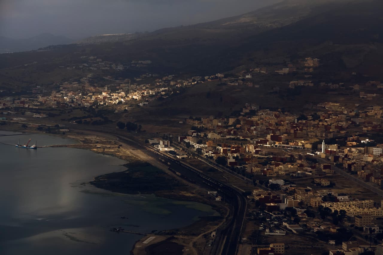 Con un territorio de 4.5 millas cuadradas, Melilla fue fundada en el corazón de la región oriental de Marruecos. Está a solo una hora de la frontera con Argelia y a más de 120 millas al sur de Andalucía, la comunidad autónoma más cercana de la España continental. La fotografía aérea, tomada el 19 de julio de 2018, muestra a Melilla la desde el aire, junto a su vecina ciudad marroquí Nador.