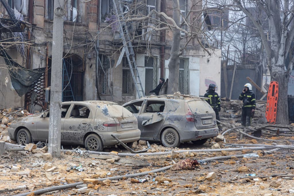 Ataque de misiles rusos contra edificios residenciales en Odesa, Ucrania.