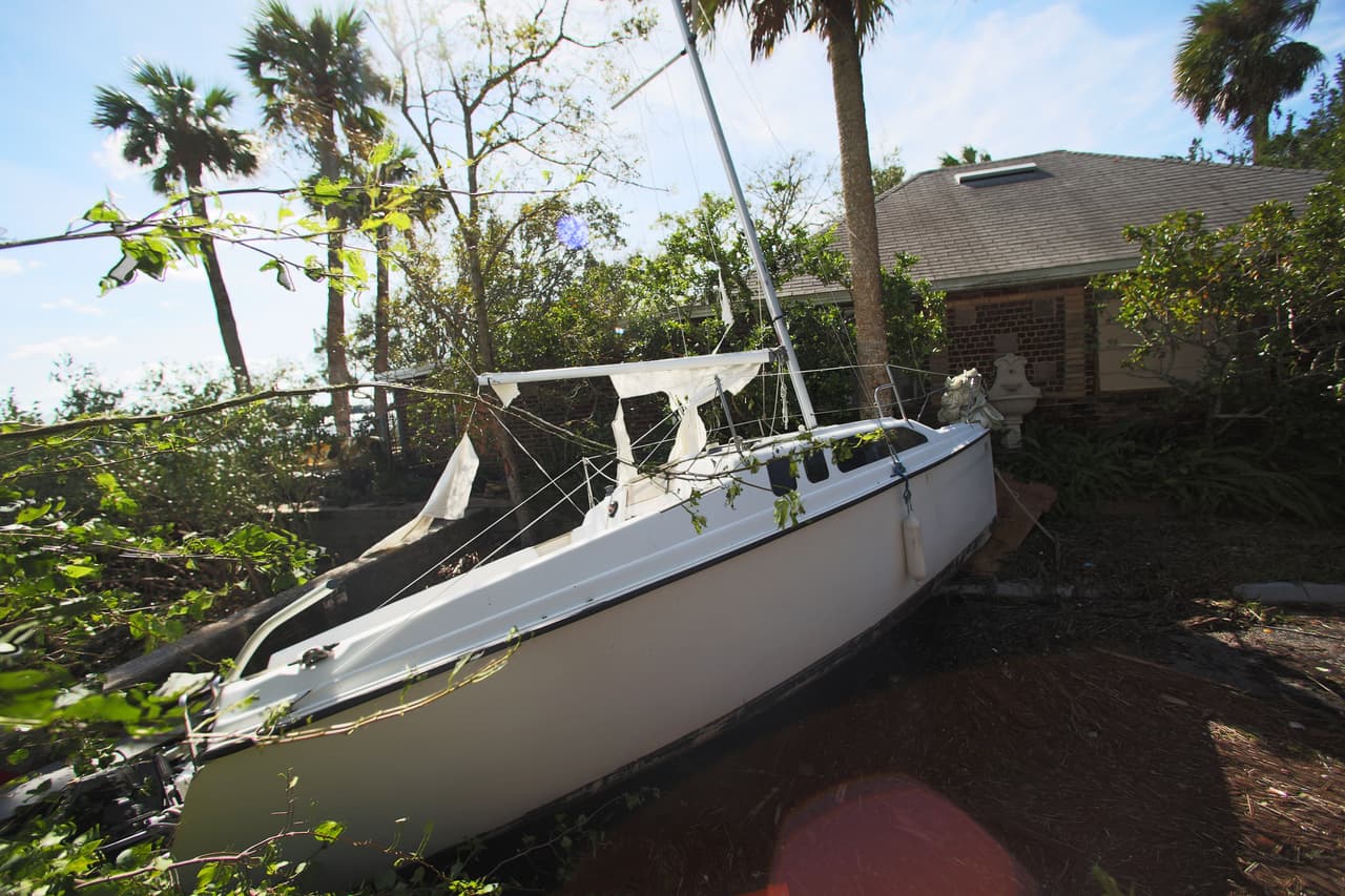 Un bote fue empujado por la fuerza del viento hacia una casa en Saint Augustine, Florida.