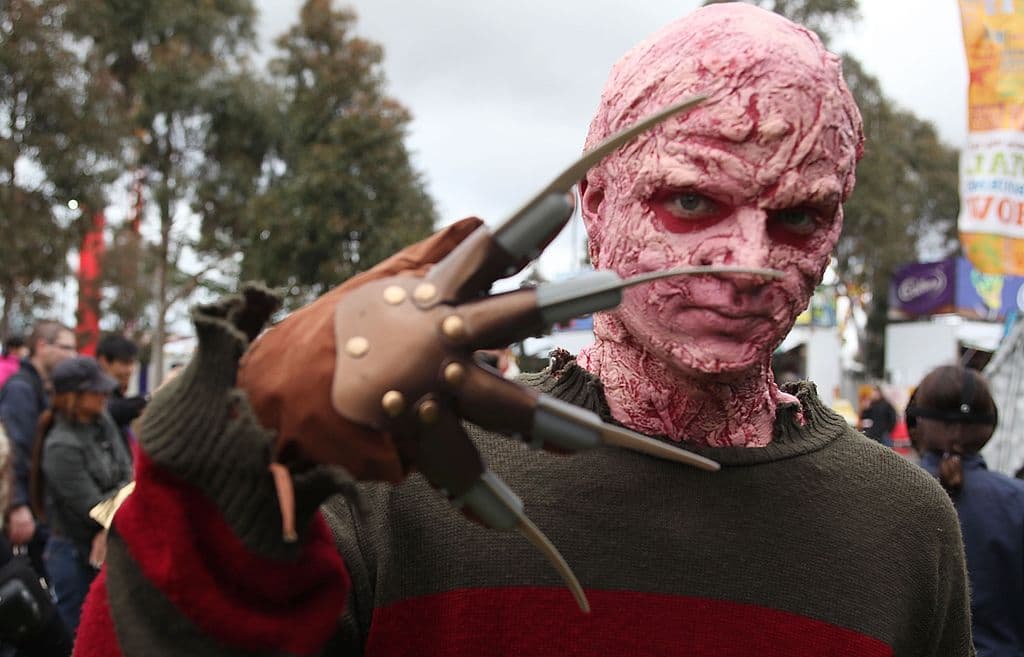 Un hombre disfrazado como Freddy Krueger balea a 5 personas en Texas