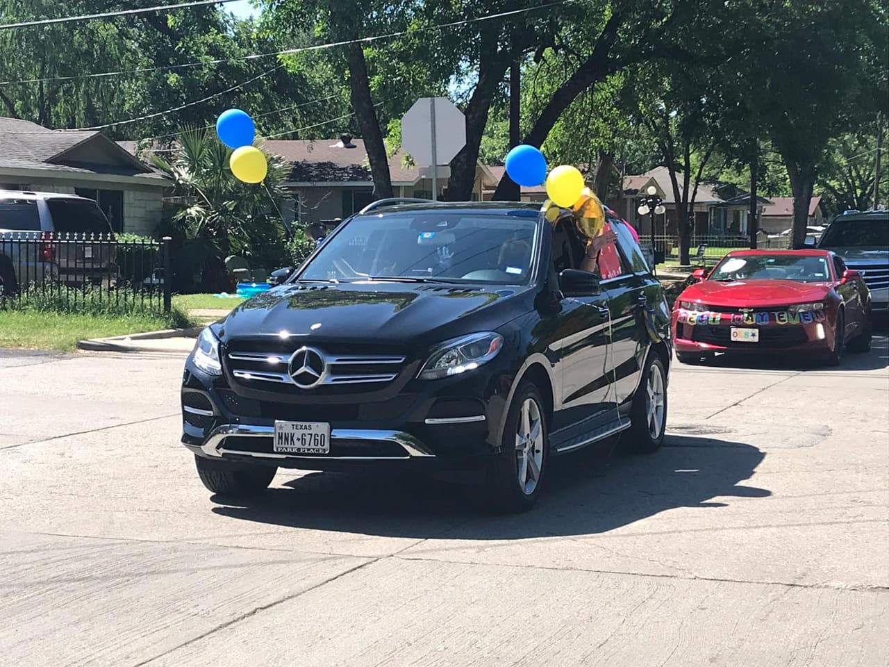 Autos decorados con globos.