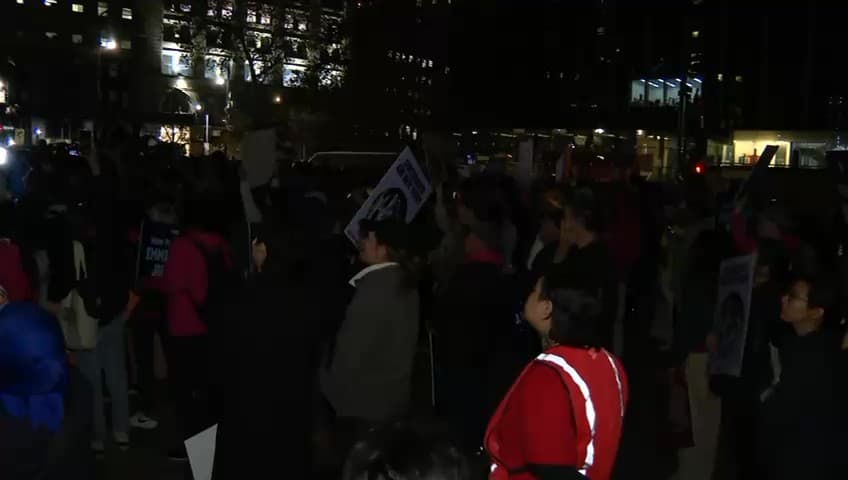 La manifestación también puso de relieve las preocupaciones específicas de la comunidad LGBTQ+ inmigrante. Un participante compartió cómo las políticas más abiertas de los Estados Unidos en comparación con su país de origen, Guatemala, han sido cruciales para su bienestar, permitiéndole vivir abiertamente su identidad sin temor a la persecución.