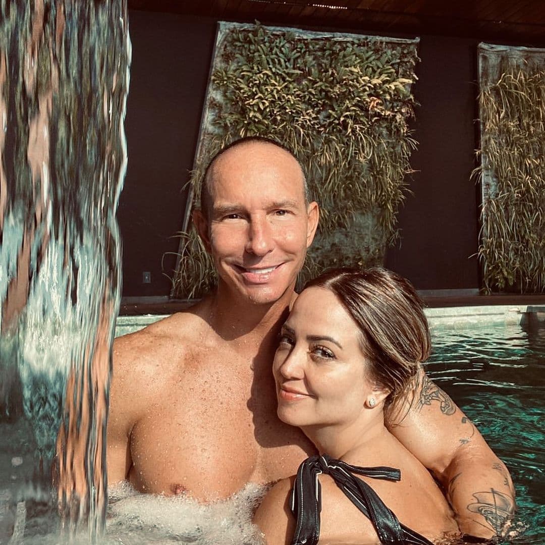 En otras controversias en las que ha estado involucrado el cantante, Andrea lo ha defendido y esta no fue la excepción. "
<b><a href="https://www.univision.com/famosos/andrea-legarreta-se-reencontro-con-su-rival-la-otra-mama-de-nina-rubin-video">Erik es un marido ejemplar</a></b>, respetuoso, divertido, amoroso, protector, trabajador, es un padre excepcional", dijo la actriz mexicana.