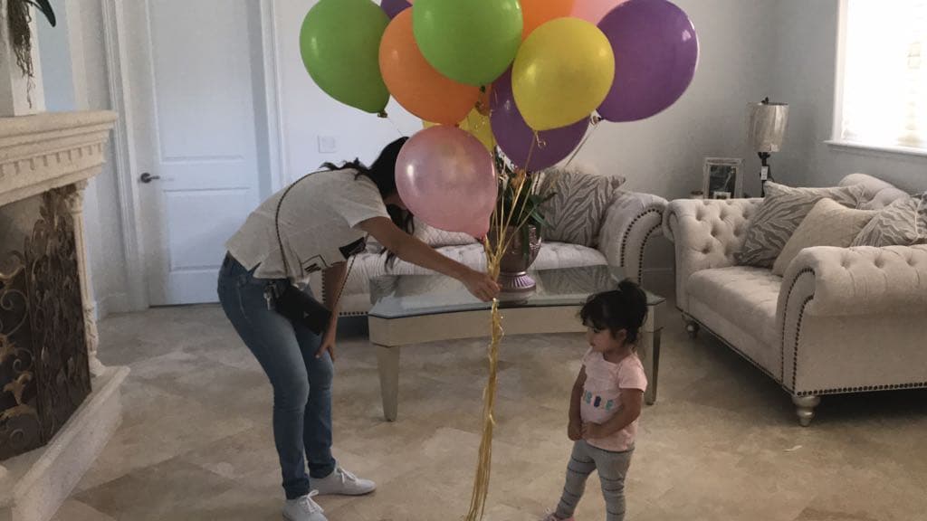 Giulietta se emocionó mucho cuando vio llegar a sus mami con tantos globos de colores.