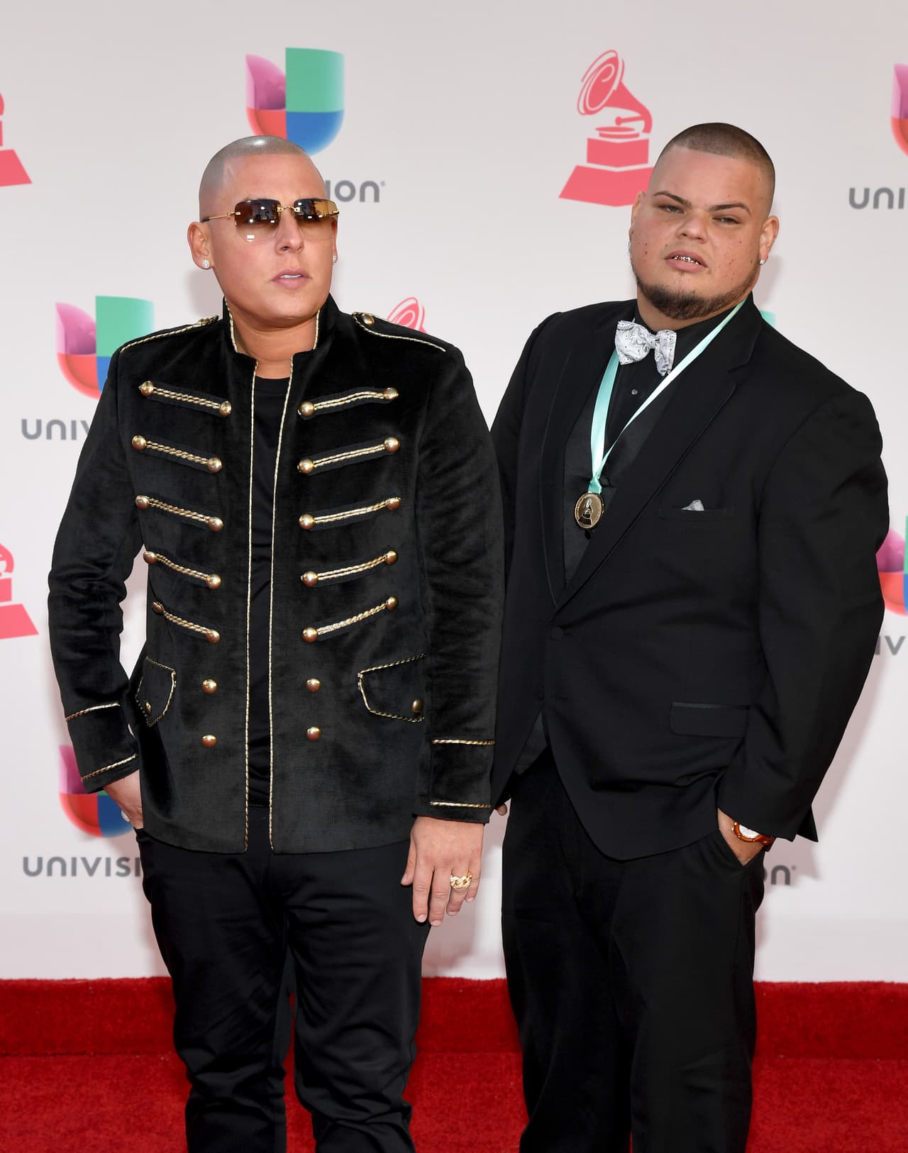 Cosculluela tenía una orden de arresto por violencia de género, robo y destrucción de evidencia y se le impuso una fianza de 70 mil dólares.
