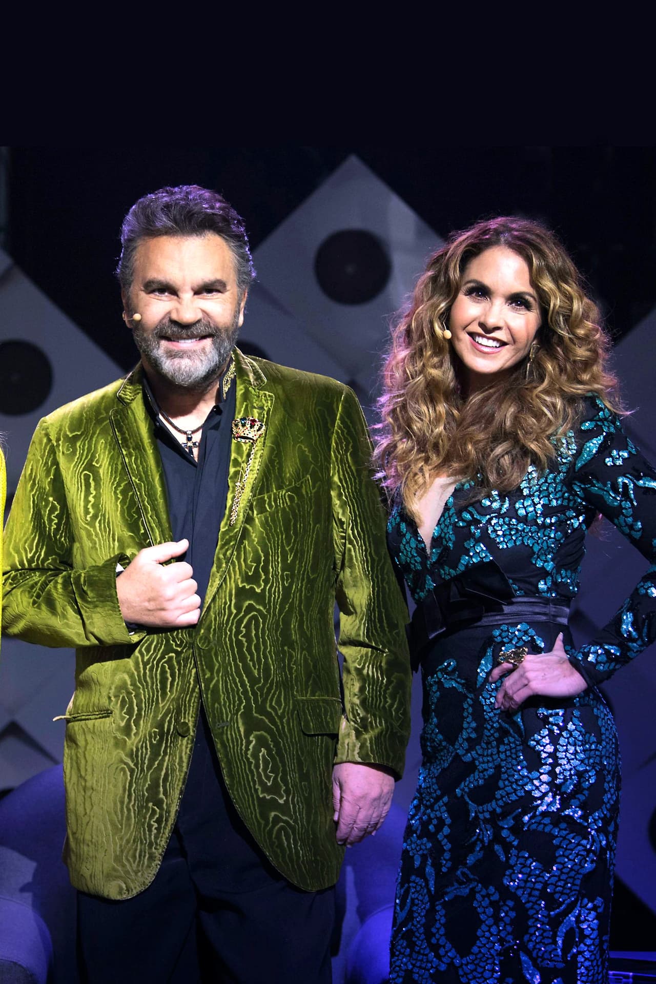 En los últimos meses, 
<b>los cantantes han sido muy cercanos</b> y colaborado tanto en la música como en la televisión. Recientemente se estrenó el programa 'El retador' en México, en donde ambos participan en un panel de jueces de una competencia de talento.