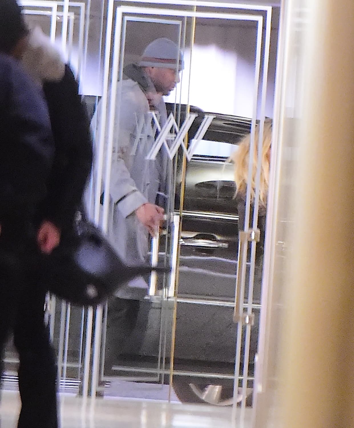 Lamar estuvo muy atento atrás de ella.