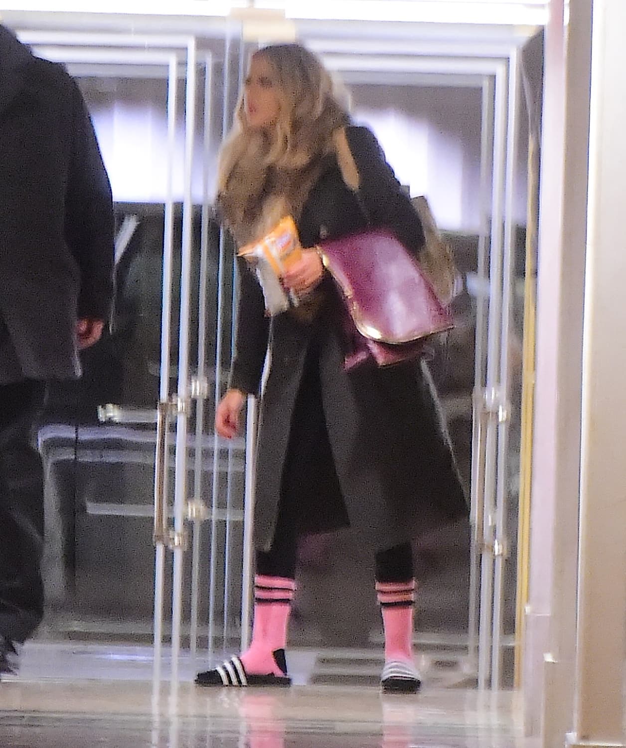 Ahora sí, sin tanto glamour, en chanclas y calcetines.