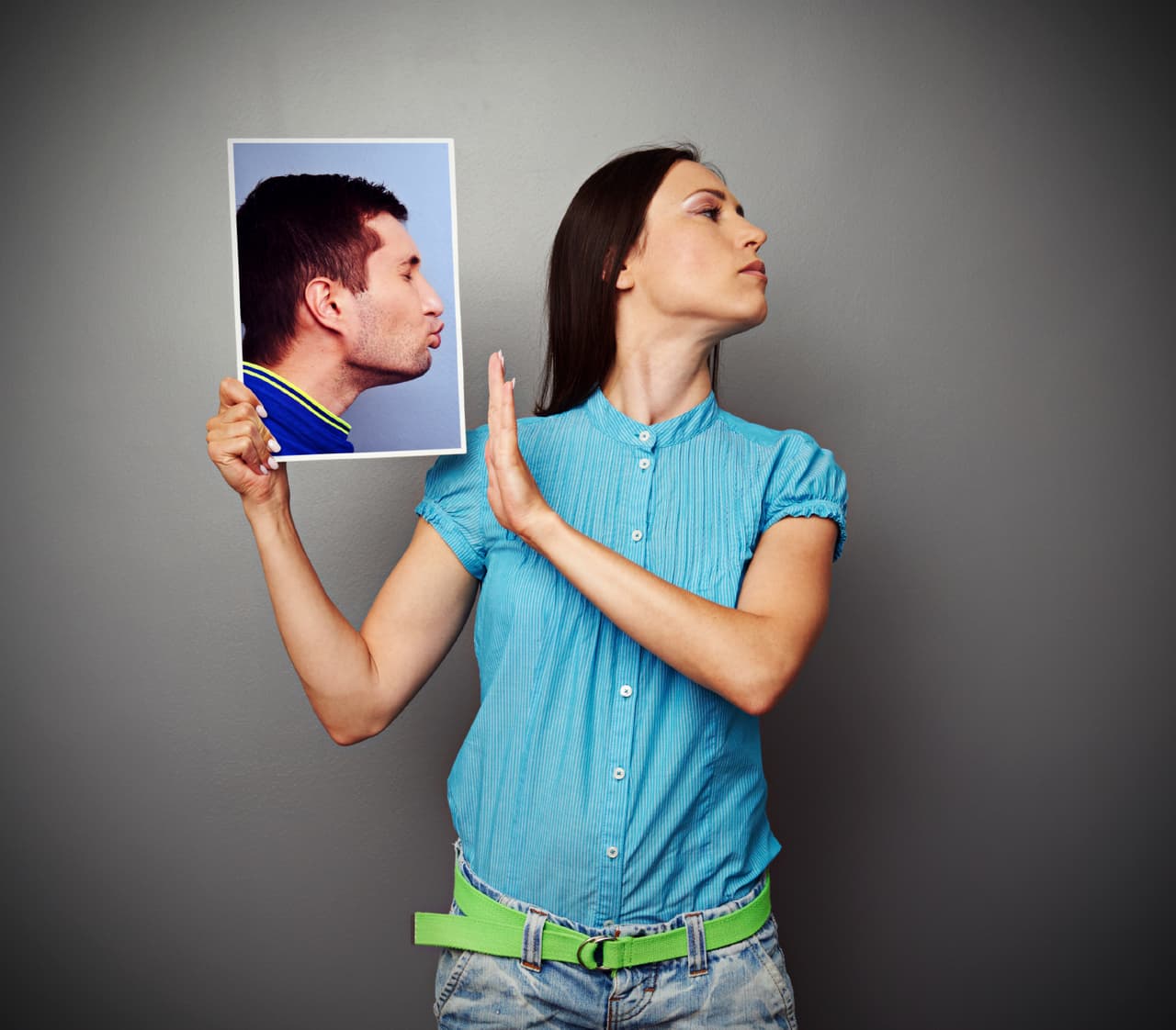 Opta por ignorar totalmente a quien le está señalando su mentira y hacerse el ofendido con quien ha sido insultado o engañado para así tratar de pasar la culpa al otro bando y salir incólume de una situación embarazosa