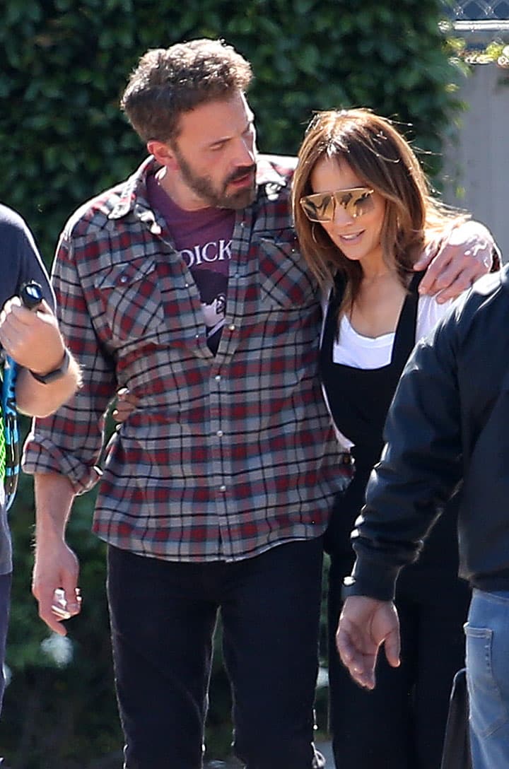 La cantante y el actor lucieron felices a casi una semana de que 
<b><a href="https://www.univision.com/famosos/jlo-anillo-compromiso-ben-affleck-se-lo-quita-fotos" target="_blank">ella confirmó su compromiso. </a></b>
<br>