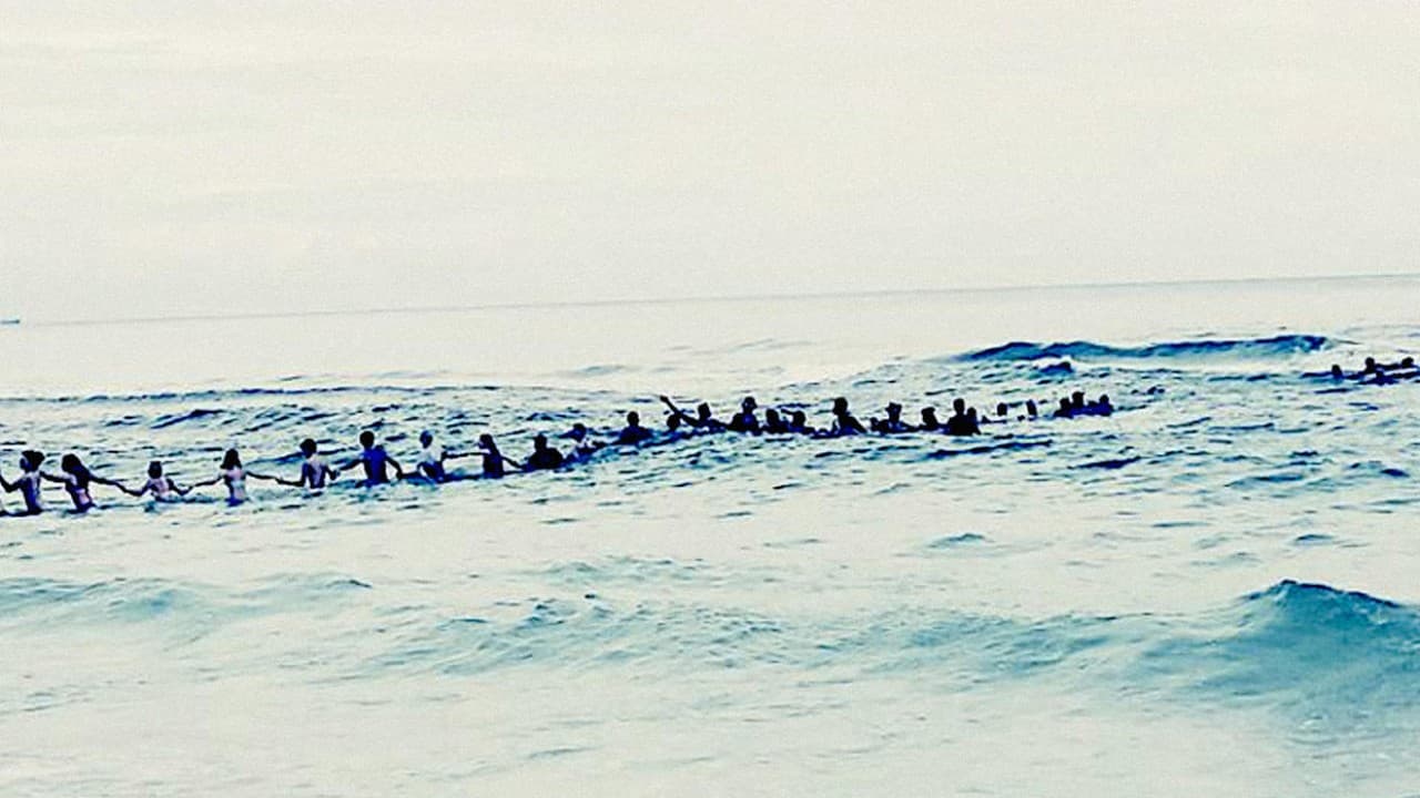 Una cadena humana de 80 personas salva de morir ahogada a una familia en una playa de Florida