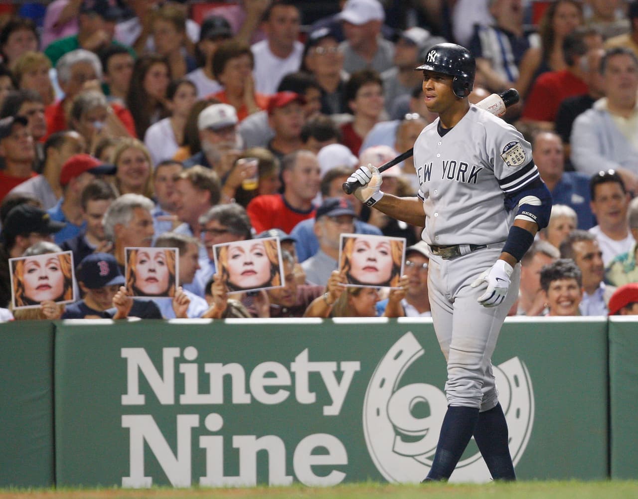 En el club de las ricas y famosas vinculadas con A-Rod, plantó bandera la cantante Madonna, a quien se le mencionó con insistencia como la causante del divorcio del entonces pelotero en el 2008.