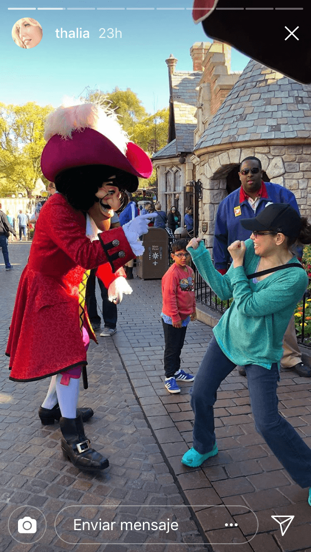 La actriz se divirtió como una niña y jugueteó con el Capitán Garfio.