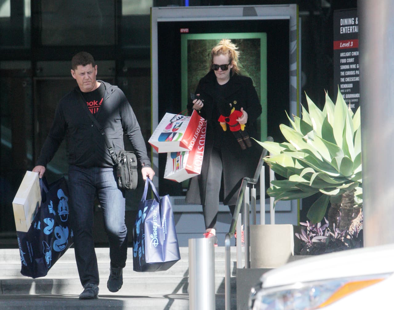 Apenas y podían los dos con tantas bolsas.