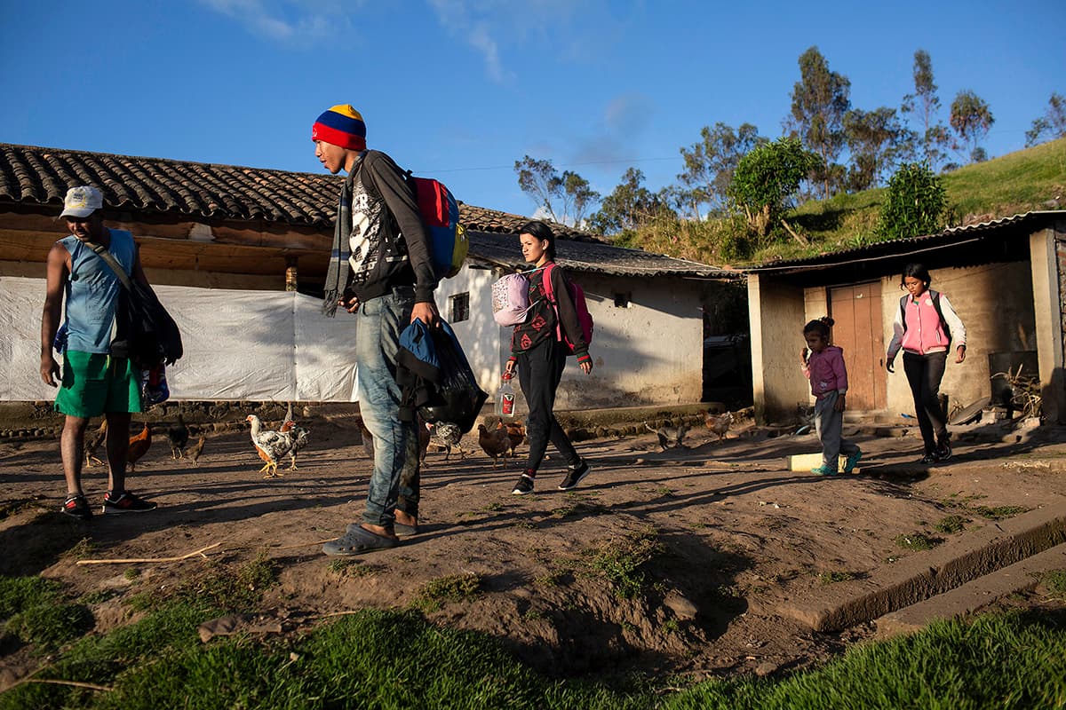 Los lugareños les miran con recelo, pero les orientan en la mayor parte de los casos.
