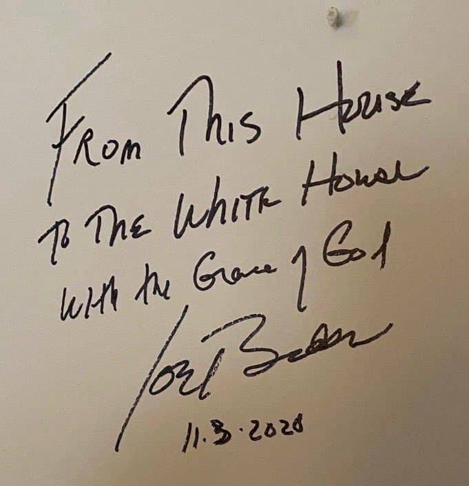 El 3 de noviembre de 2020, el día que terminó la votación de las elecciones, Joe Biden dejó este mensaje en la casa en Scranton, Pensilvania. "De esta casa a la Casa Blanca, con la gracia de Dios", Joe Biden.