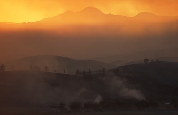 Meteorólogos advierten que
<b> todo esto es consecuencia de un <a href="https://www.univision.com/noticias/estados-unidos/ola-de-calor-se-desplaza-al-este-y-al-sur-del-pais" target="_blank">domo de calor</a> que se ha estancado en el oeste </b>y que, más allá de elevar las temperaturas, reduce los vientos y produce un aumento en la humedad. “Ambos factores hacen que el calor se sienta peor y se haga más peligroso porque el organismo no se enfría tanto con la sudoración”, explica el profesor de ciencias atmosféricas William Gallus en un artículo de
<i>The Conversation.</i>