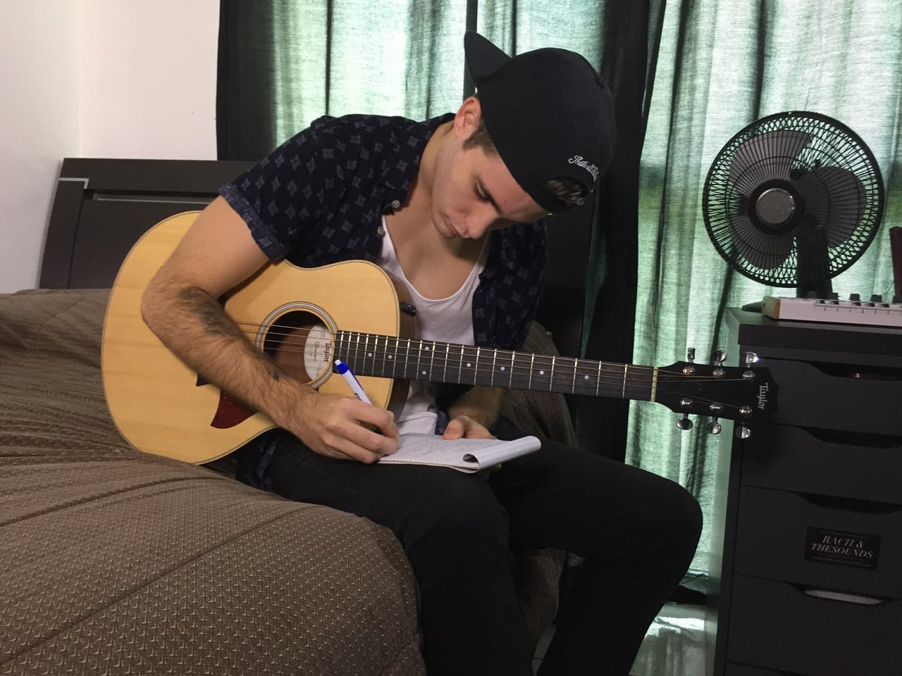 Además de saberla tocar muy bien, le gusta componer canciones.