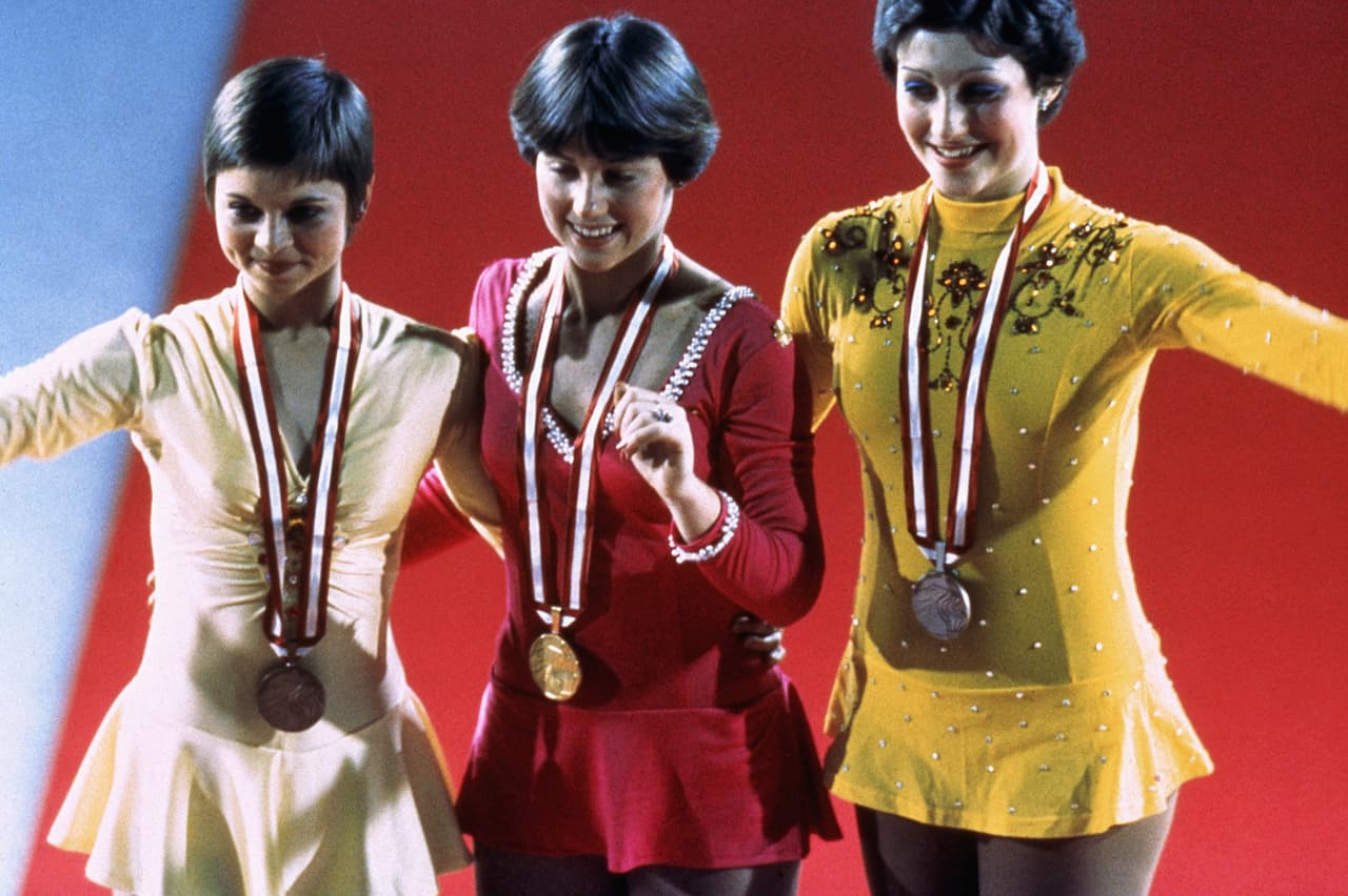 Si fuiste niña o adolescente en la década de los setenta y respirabas, lo más probable es que hayas aspirado a tener el corte de cabello de Dorothy Hamill, quien no era sólo una referencia en el mundo del patinaje artístico (medalla de oro en los Juegos Olímpicos de Austria 1976 y campeona mundial del mismo año), sino también en el de la moda. Tanto así que su corte de pelo llegó a llamarse, nada más y nada menos que "el Dorothy Hamill". ¿Qué otra prueba puede haber de estar consagrada como ícono de la moda, que una 
<a href="http://celebritydollmuseum.com/545/dorothy-hamill/" target="_blank"><u>muñeca estilo Barbie</u></a> hecha a tu imagen y semejanza?
<br>